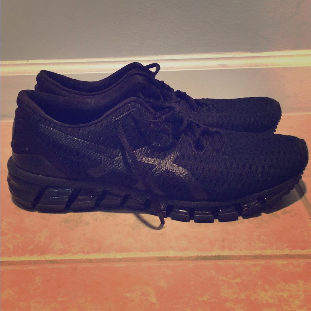 Men’s size 9 ASICS running shoes - Black